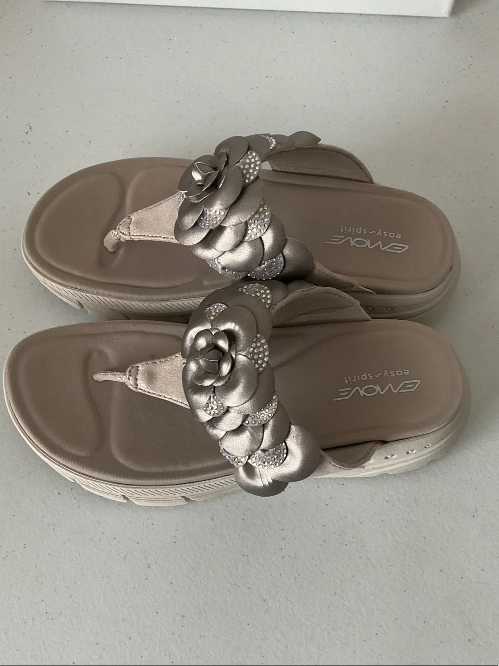 Easy Spirit Marjie2 Metallic Taupe Flower Thong Sandals (NWOT)